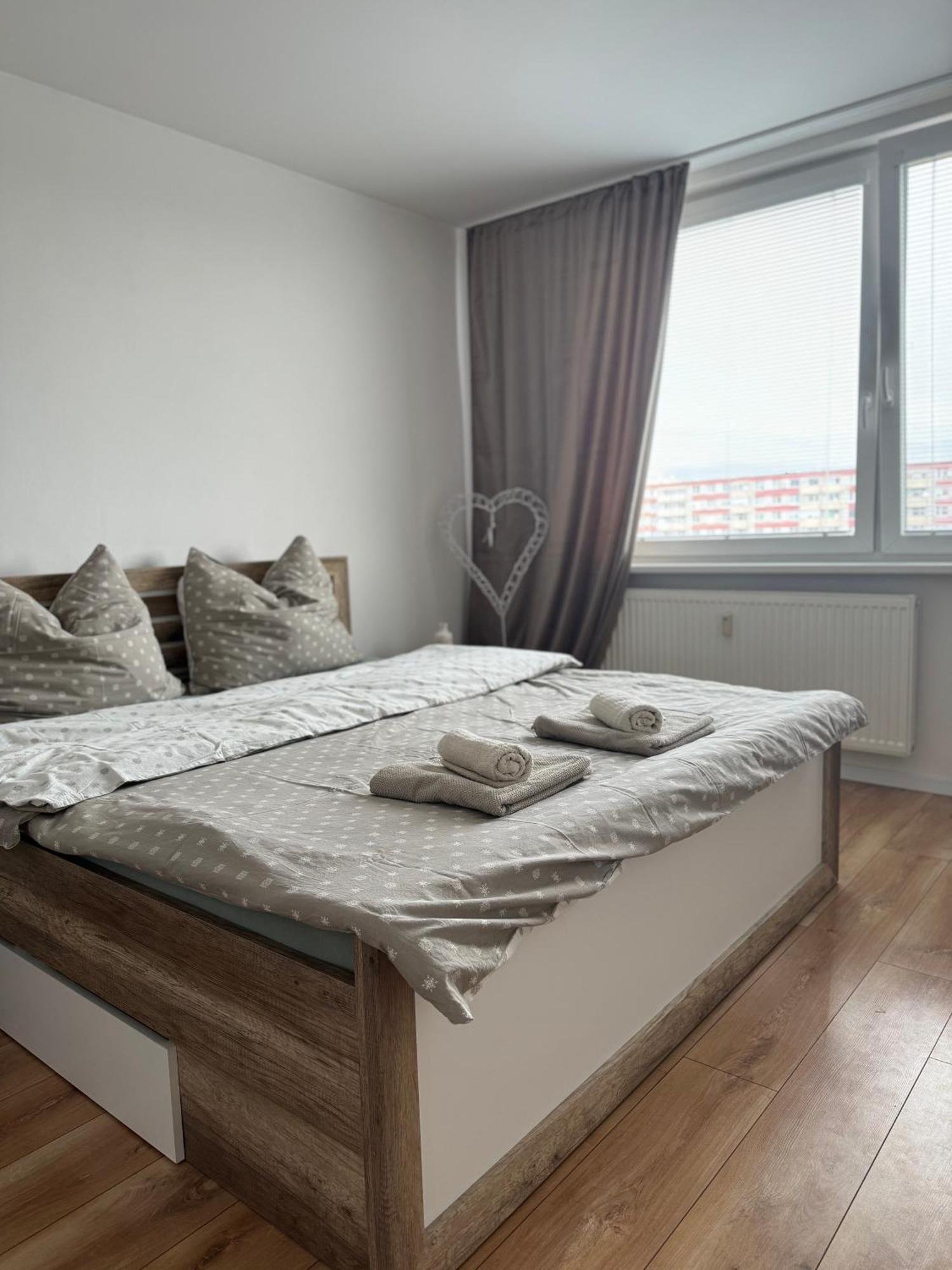 Modern Central Apartment Nitra Buitenkant foto